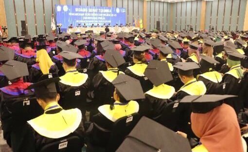 Sebanyak 436 Mahasiswa S1 dan S2 Universitas IPWIJA resmi menyandang gelar Sarjana Manajemen dan Magister Manajemen usai diwisuda melalui Sidang Senat Terbuka pada Selasa lalu, (3/10/2023) di Krakatau Ballroom Green Teras TMII, Jakarta Timur.