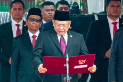 Ketua MPR RI Bambang Soesatyo membacakan naskah Pembukaan Undang-Undang Dasar Negara Republik Indonesia Tahun 1945 (UUD NRI Tahun 1945) dalam Upacara Peringatan Hari Kesaktian Pancasila di Monumen Pancasila Sakti, Lubang Buaya, Jakarta, (01/10/2023).