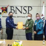 Foto saat Wakil Ketua BNSP Miftakul Azis menyerahkan Sertifikat Lisensi LSP Pers Indonesia pada tahun 2021 silam di kantor BNSP Jakarta.