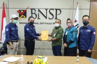 Foto saat Wakil Ketua BNSP Miftakul Azis menyerahkan Sertifikat Lisensi LSP Pers Indonesia pada tahun 2021 silam di kantor BNSP Jakarta.