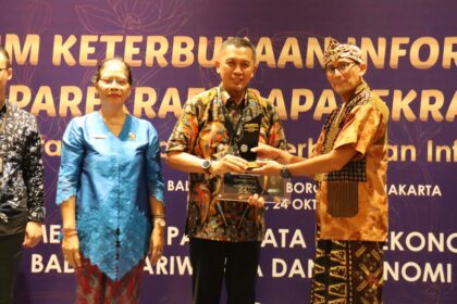 Poltekpar Makassar meraih predikat informatif dari Kemenparekraf, Jakarta (24/10/2023).