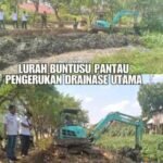 Lurah Buntusu, H. Akmal memantau langsung pengerukan drainase utama yang berlokasi di Jalan Laniang, Rabu (25/10/2023).