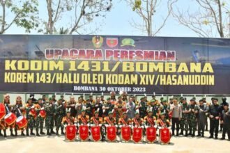 Pangdam XIV/Hasanuddin Mayjen TNI Dr. Totok Imam Santoso, S.I.P., S.Sos., M.Tr (Han)., meresmikan Markas Kodim (Makodim) 1431/Bombana Korem 143/Halu Oleo dan Alih Kodal 3 Koramil dari Kodim 1413/Buton kepada Kodim 1431/Bombana, bertempat di Kabupaten Bombana, Provinsi Sulawesi Tenggara, Senin (30/10/2023).