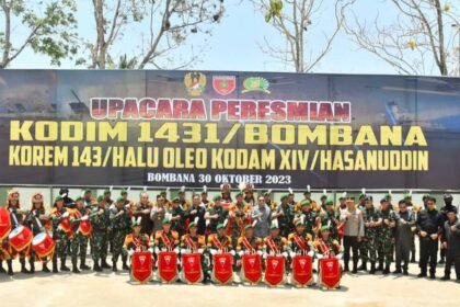 Pangdam XIV/Hasanuddin Mayjen TNI Dr. Totok Imam Santoso, S.I.P., S.Sos., M.Tr (Han)., meresmikan Markas Kodim (Makodim) 1431/Bombana Korem 143/Halu Oleo dan Alih Kodal 3 Koramil dari Kodim 1413/Buton kepada Kodim 1431/Bombana, bertempat di Kabupaten Bombana, Provinsi Sulawesi Tenggara, Senin (30/10/2023).