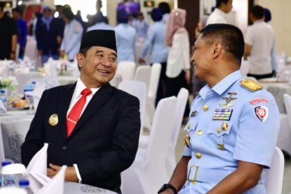 Penjabat (Pj) Gubernur Sulsel, Bahtiar Baharuddin, menghadiri serah terima jabatan Panglima Komando Operasi Udara (Pangkoopsud) II dari Marsekal Muda (Marsda) TNI Andi Kustoro kepada Marsekal Muda TNI Budhi Achmadi, di Makoopsud II Jalan Perintis Kemerdekaan Km 15, Rabu, 25 Oktober 2023.