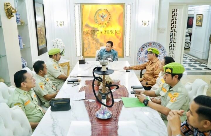 Ketua MPR RI Bambang Soesatyo (Bamsoet) menerima hasil kajian dari Pemuda Panca Marga (PPM) yang menilai bahwa setelah empat kali amandemen, telah melahirkan sebuah 'konstitusi baru' yang oleh PPM dan banyak kalangan lain disebut sebagai UUD Tahun 2002.