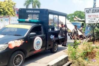 Menggunakan armada mobil patroli dan truk, sejumlah petugas Satpol PP didampingi aparat dari Kecamatan Biringkanaya menggelar aksi penertiban baliho, spanduk dan banner milik calon legislatif (caleg) dari berbagai partai yang terpasang di sepanjang jalan dalam wilayah Kecamatan Biringkanaya, Rabu (25/10/2023) siang lalu.