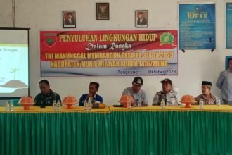Sosialisasi lingkungan hidup dilaksanakan di Balai Desa Lahontohe Kecamatan Tongkuno Kabupaten Muna, (5/10/2023) yang diikuti puluhan warga.