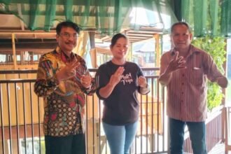 Foto : Tiga Caleg Katolik siap berjuang; Patrisius (kemeja batik/kiri) Caleg DPR RI Dapil Sulsel I dari Partai Perindo, Ellyanti Miranda (t-shirt/tengah) Caleg DPRD Kota Makassar Dapil III Partai Perindo dan Ir Stepanus Swardi Hiong (kemeja motif/kanan) Caleg DPRD Provinsi Makassar A.