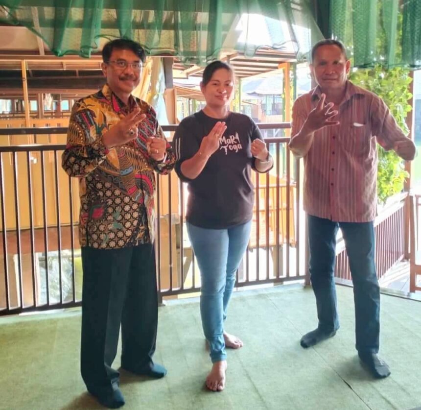 Foto : Tiga Caleg Katolik siap berjuang; Patrisius (kemeja batik/kiri) Caleg DPR RI Dapil Sulsel I dari Partai Perindo, Ellyanti Miranda (t-shirt/tengah) Caleg DPRD Kota Makassar Dapil III Partai Perindo dan Ir Stepanus Swardi Hiong (kemeja motif/kanan) Caleg DPRD Provinsi Makassar A.