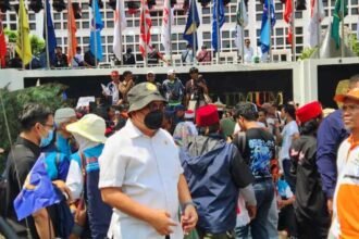 Monitoring tersebut langsung dilakukan di lapangan oleh Komisioner Kompolnas Pudji Hartanto Iskandar (topi) di Pos Pengamanan Komisi Pemilihan Umum (KPU), Jakarta Pusat, Kamis lalu (19/10/2023).