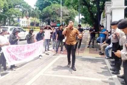 Jaringan Mahasiswa Indonesia (JMI) menyampaikan orasinya di depan Kantor Kementerian Agama Republik Indonesia yang beralamat di Jalan Lapangan Banteng Barat No.3, Ps. Baru, Kecamatan Sawah Besar, Kota Jakarta Pusat, Daerah Khusus Ibukota Jakarta, (20/11/2023).