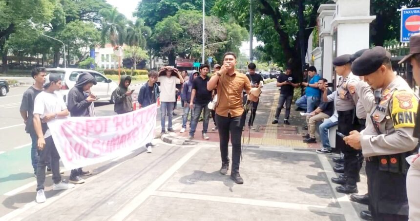 Jaringan Mahasiswa Indonesia (JMI) menyampaikan orasinya di depan Kantor Kementerian Agama Republik Indonesia yang beralamat di Jalan Lapangan Banteng Barat No.3, Ps. Baru, Kecamatan Sawah Besar, Kota Jakarta Pusat, Daerah Khusus Ibukota Jakarta, (20/11/2023).