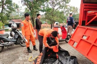 Basarnas Makassar untuk Unit Siaga SAR Parepare siap menuju lokasi sungai Galung Tungka Kabupaten Enrekang mencari korban terbawa arus sungai, (8/11/2023).