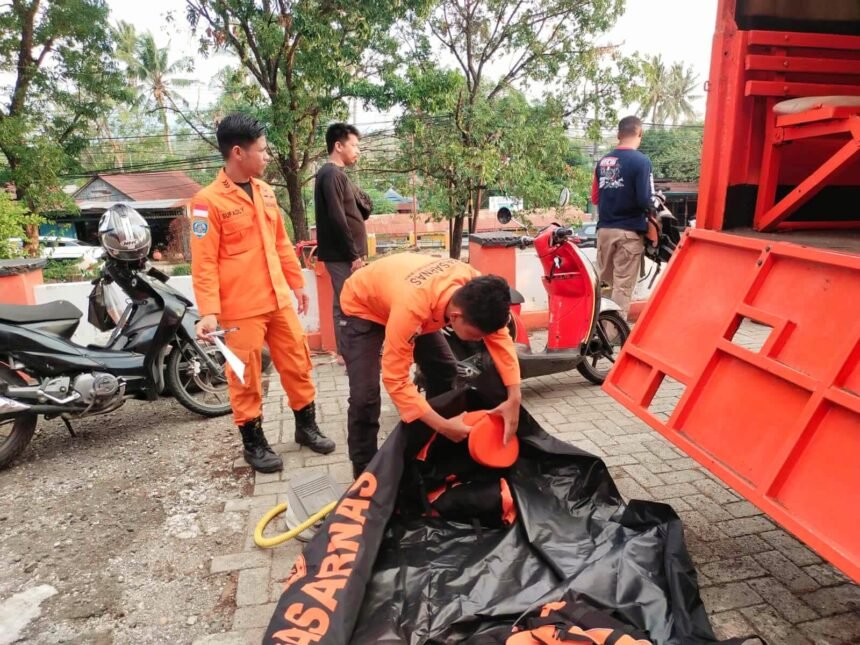 Basarnas Makassar untuk Unit Siaga SAR Parepare siap menuju lokasi sungai Galung Tungka Kabupaten Enrekang mencari korban terbawa arus sungai, (8/11/2023).