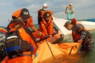 Tim SAR gabungan mengevakuasi nelayan meninggal dunia di pesisir pantai Pulau Tompotanah, Kecamatan Tanakeke, pada Rabu (22/11/2023).