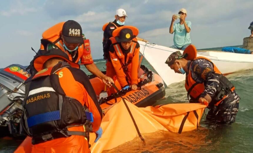 Tim SAR gabungan mengevakuasi nelayan meninggal dunia di pesisir pantai Pulau Tompotanah, Kecamatan Tanakeke, pada Rabu (22/11/2023).