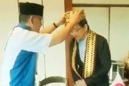 Ketum PPWI menyematkan selendang tradisional dan kopiah khas Lampung kepada Dr. Kenshi Suzuki, Jepang, Rabu (8/11/2023).