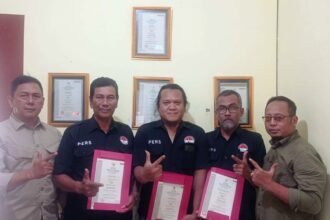 Ketua Umum SWI (Sindikat Wartawan Indonesia), Dedik Sugianto, menyerahkan Surat Keputusan (SK) Kepengurusan SWI Madiun, Jawa Timur, dan menyerahan Sertifikat Kompetensi Wartawan Muda Reporter kepada 3 anggota SWI Madiun, Jumat (10/11/2023) di kantor sekretariat SWI Jalan Kedung Anyar VII/50, Surabaya.