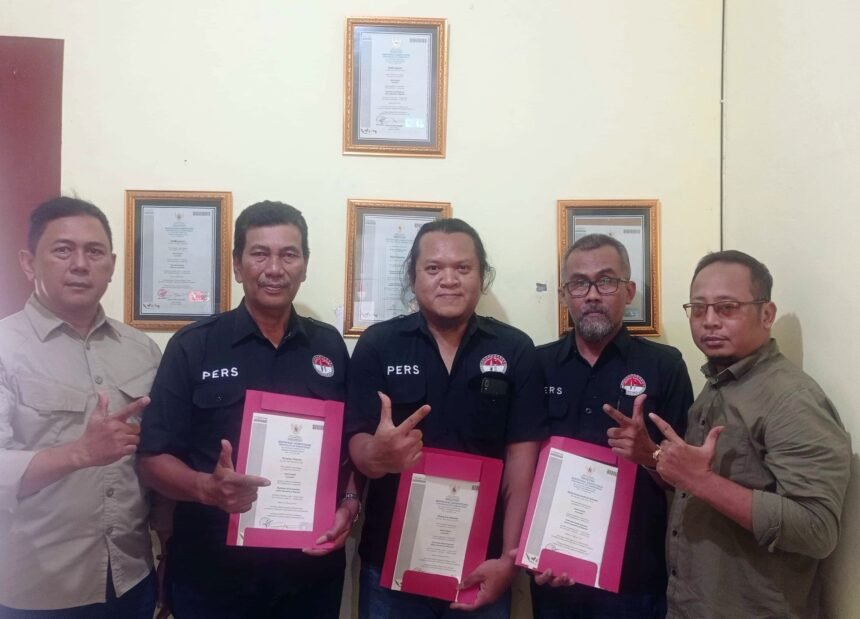 Ketua Umum SWI (Sindikat Wartawan Indonesia), Dedik Sugianto, menyerahkan Surat Keputusan (SK) Kepengurusan SWI Madiun, Jawa Timur, dan menyerahan Sertifikat Kompetensi Wartawan Muda Reporter kepada 3 anggota SWI Madiun, Jumat (10/11/2023) di kantor sekretariat SWI Jalan Kedung Anyar VII/50, Surabaya.