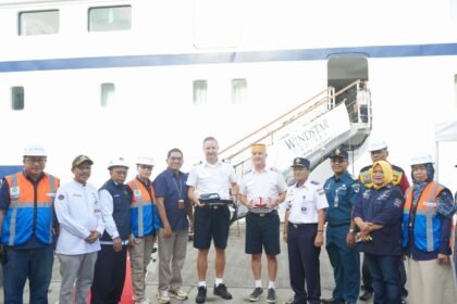 Kapal pesiar MV Star Breeze berbendera Bahamas, negara di Kepulauan Karibia tiba di Makassar setelah berlayar dari Kuala Lumpur, Malaysia mulai sandar di tanah Daeng sekitar pukul 06.00 WITA dan berada selama 8 Jam lebih atau hingga 14.30 WITA, 23 November 2023.