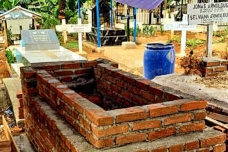 Pusara almarhum Virendy Marjefy Wehantouw (19) di TPU Kristen Pannara, Kecamatan Manggala Antang Kota Makassar. Kasus meninggalnya mahasiswa FT Unhas itu pada Jumat 13 Januari 2023 lalu saat sedang mengikuti kegiatan Pendidikan Dasar dan Orientasi Medan (Diksar & Ormed) XXVII UKM Mapala 09 FT Unhas.