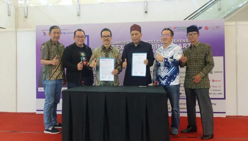 Memorandum of Understanding antara dua pimpinan PERATIN dan APTIKNAS pada Jumat, (17/11/2023) pada akhir kegiatan Rakerda APTIKNAS DKI Jakarta di Mangga Dua Square, Jakarta.