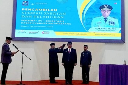 Penjabat (Pj.) Bupati Enrekang Dr H Baba SE MM melantik Andi Sapada sebagai Penjabat Sekda, pada acara yang berlangsung di ruang pola Kantor Bupati, Kamis 30 November 2023.