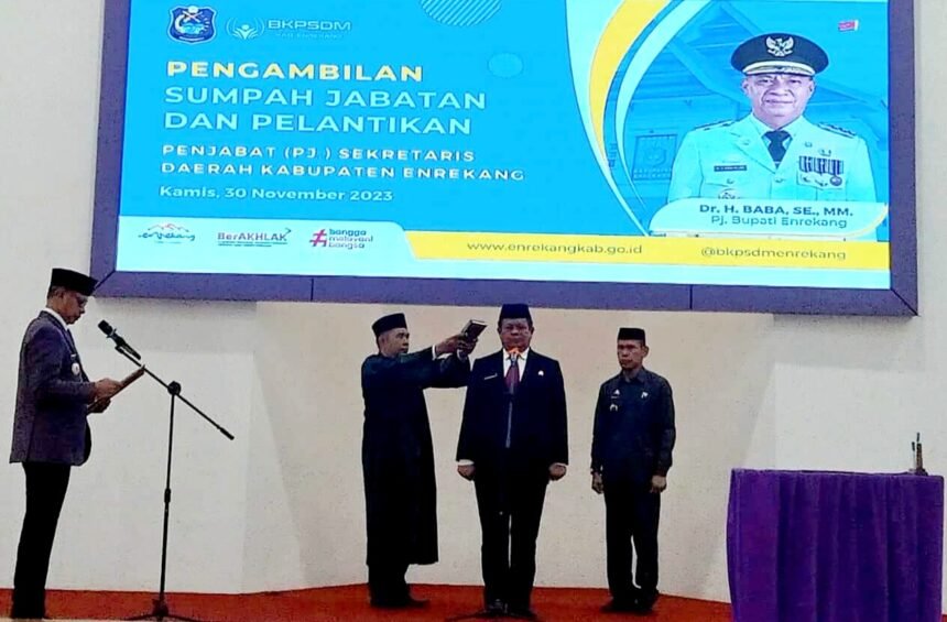 Penjabat (Pj.) Bupati Enrekang Dr H Baba SE MM melantik Andi Sapada sebagai Penjabat Sekda, pada acara yang berlangsung di ruang pola Kantor Bupati, Kamis 30 November 2023.