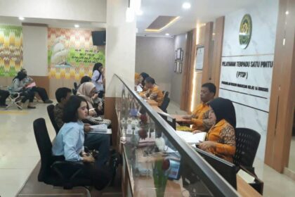 Bidang tindak pidana khusus Kejaksaan Negeri (Kejari) Enrekang telah melimpahkan perkara tindak pidana korupsi pengadaan bibit kopi ke Pengadilan Makassar, Kamis (2/11/2023).