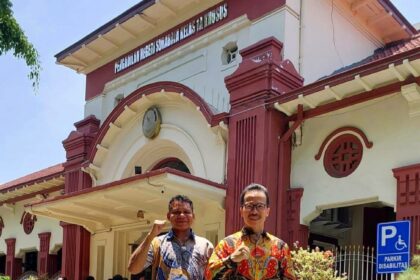 Soegiharto Santoso bersama Kuasa Hukum Yohanis Selle di Pengadilan Negeri Surabaya.
