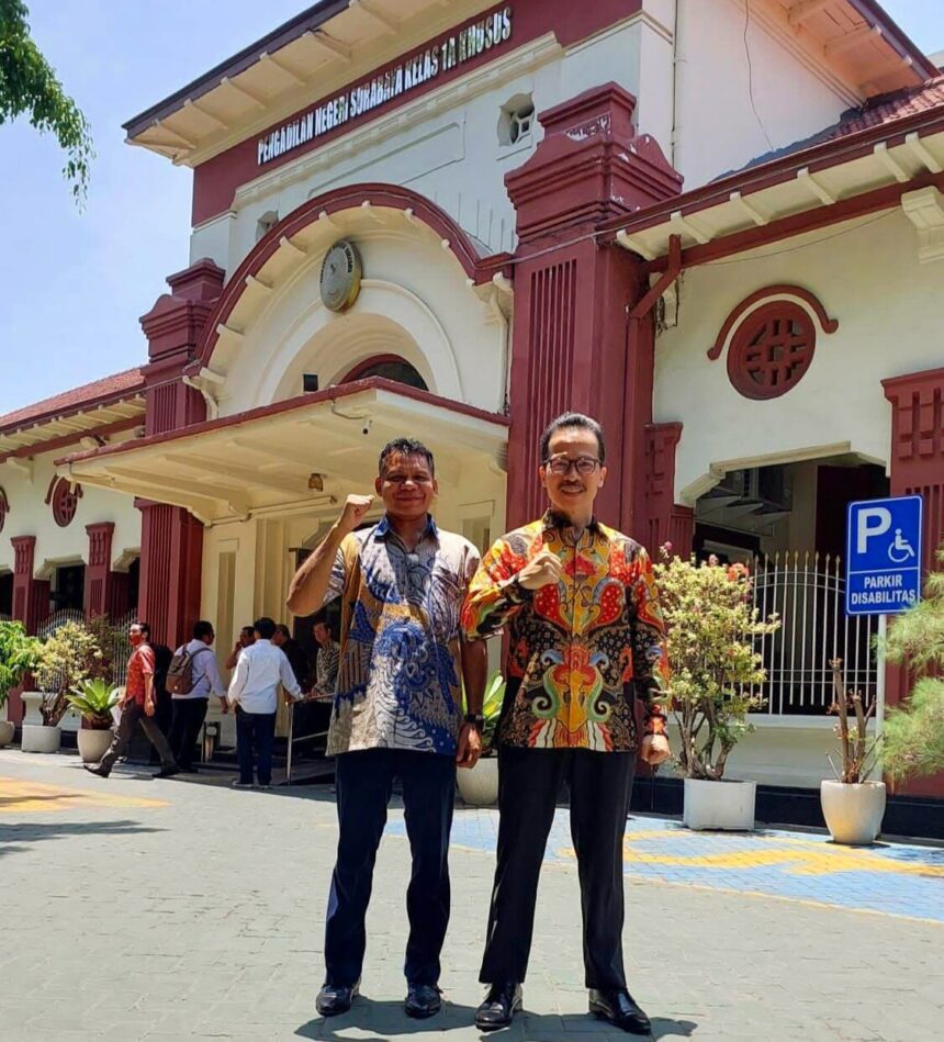 Soegiharto Santoso bersama Kuasa Hukum Yohanis Selle di Pengadilan Negeri Surabaya.