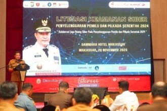 Penjabat Gubernur Sulsel, Bahtiar Baharuddin membuka literasi keamanan siber pada penyelenggaraan Pemilu di Hotel Gammara, Kota Makassar, Senin, 20 November 2023.