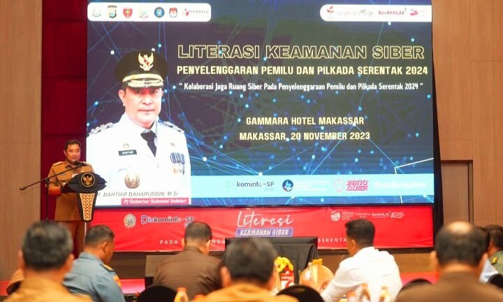 Penjabat Gubernur Sulsel, Bahtiar Baharuddin membuka literasi keamanan siber pada penyelenggaraan Pemilu di Hotel Gammara, Kota Makassar, Senin, 20 November 2023.