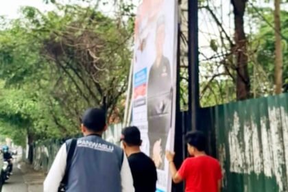 Peristiwa Alat Peraga Kampanye (APK) berupa Baliho caleg di tepi Jalan Perintis Kemerdekaan Kota Makassar, Selasa (28/11/2023).