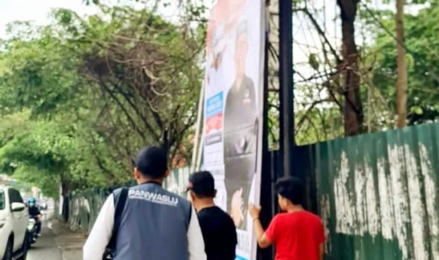 Peristiwa Alat Peraga Kampanye (APK) berupa Baliho caleg di tepi Jalan Perintis Kemerdekaan Kota Makassar, Selasa (28/11/2023).