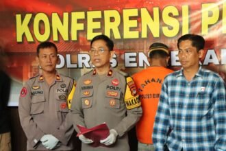 Kepolisian Resor Enrekang menggelar Konferensi Pers terkait kasus tindak pidana persetubuhan terhadap anak dibawah umur, Selasa (28/11/2023).