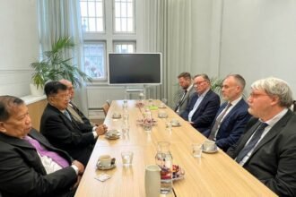 Jusuf Kalla bersama Mantan Juru Runding GAM Malik Mahmud dan Ketua Tim Perundingan RI Hamid Awaludin, berada di Helsinki, (9/11/2023)
