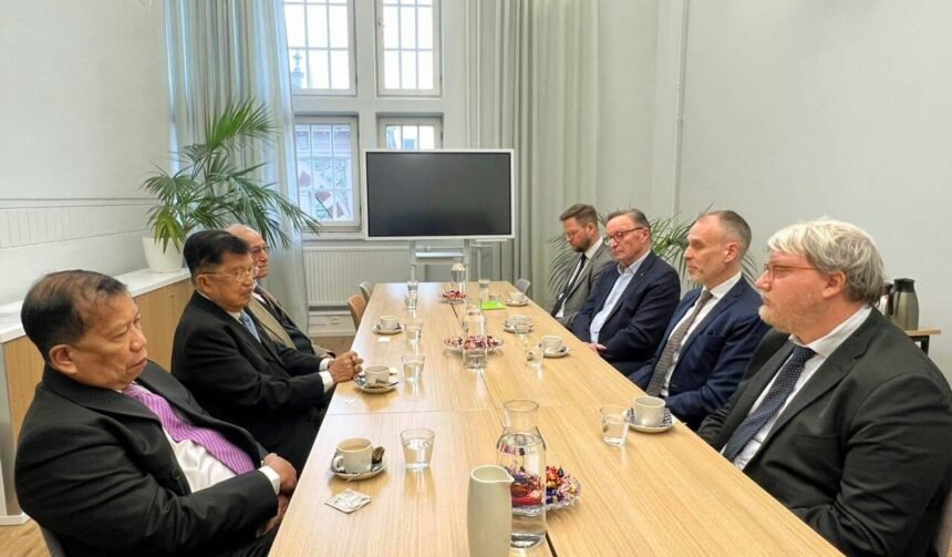 Jusuf Kalla bersama Mantan Juru Runding GAM Malik Mahmud dan Ketua Tim Perundingan RI Hamid Awaludin, berada di Helsinki, (9/11/2023)