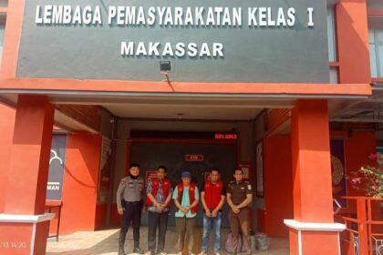 Pemindahan para tersangka korupsi pengadaan bibit kopi di Enrekang ke Lapas Kelas 1 Makassar, (13/11/2023).