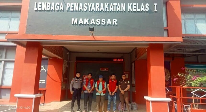 Pemindahan para tersangka korupsi pengadaan bibit kopi di Enrekang ke Lapas Kelas 1 Makassar, (13/11/2023).