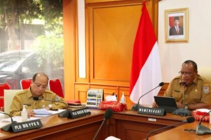 Wakil Menteri Dalam Negeri (Wamendagri) John Wempi Wetipo mendorong beberapa pemerintah daerah (Pemda) di Sulawesi untuk segera mempercepat penandatanganan Naskah Perjanjian Hibah Daerah (NPHD) terkait Pilkada 2024, Selasa (21/11/2023).