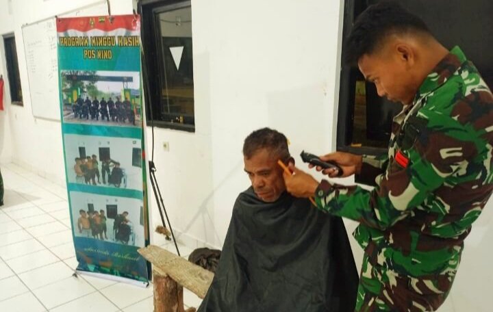 Warga Inbate NTT Pangkas Rambut di Pos TNI