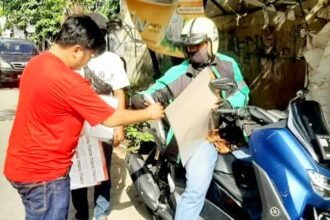 Aksi bagi-bagi souvenir berupa baju kaos dan kalender tahun 2024 kembali dilakukan oleh calon legislatif (caleg) DPRD Kota Makassar.