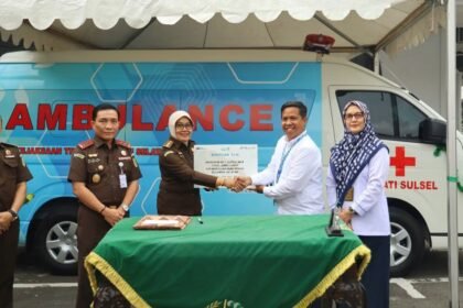 Pelabuhan Indonesia (Persero) melalui Program Tanggung Jawab Sosial dan Lingkungan (TJSL) menyerahkan bantuan berupa 1 unit mobil ambulans untuk klinik kesehatan di Kantor Kejaksaan Tinggi Sulawesi Selatan.