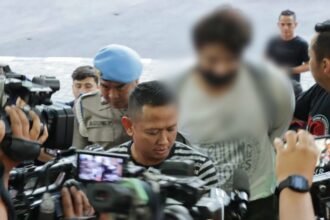 Satresnarkoba Polres Metro Jakarta Barat (Jakbar) mengamankan artis ini ke ruang pengecekan, Kamis (14/12/2023).