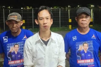 Habibi Syam, SE., calon legislatif (Caleg) dari Partai Demokrat dengan nomor urut 3 Dapil 4 Manggala Panakkukang bersama timnya di Posko Pemenangan Habibi Syam, Jumat malam (15/12/2023). (Dok. Ist./Paul/MPC)