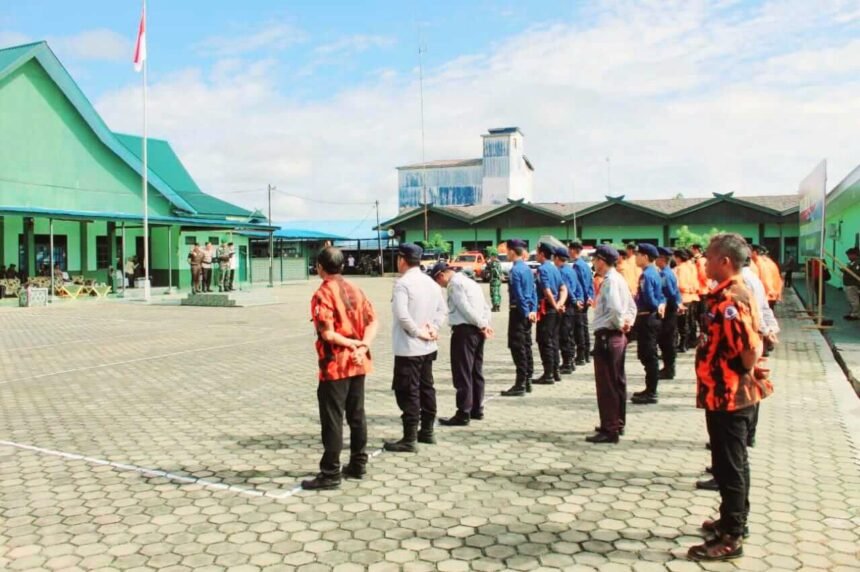Kodim 1012/Buntok apel gelar pasukan dalam rangka kesiapan penanggulangan bencana banjir di lapangan Makodim 1012/Buntok Jalan Pelita Raya Kelurahan Hilir Sper Kecamatan Dusun Selatan Kabupaten Barito Selatan.