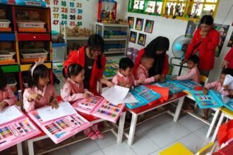 Kegiatan pengabdian dari Program Studi Bahasa Mandari dan Kebudayaan Tiongkok Universitas Hasanuddin dilaksanakan di TK Handayani Makassar pada Senin lalu (11/12/2023) diikuti seluruh siswa-siswi yang umurnya berkisar 5 tahun sampai 6 tahun.