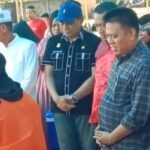 Mayor Jenderal TNI (P) H.A. Gunawan Pakki (Kemeja Motif Kotak) Caleg DPR RI Dapil Sulsel II Partai PDI-Perjuangan menghadiri Pesta Rakyat 2023 di Kelurahan Polewali, Jumat (1/12/2023).